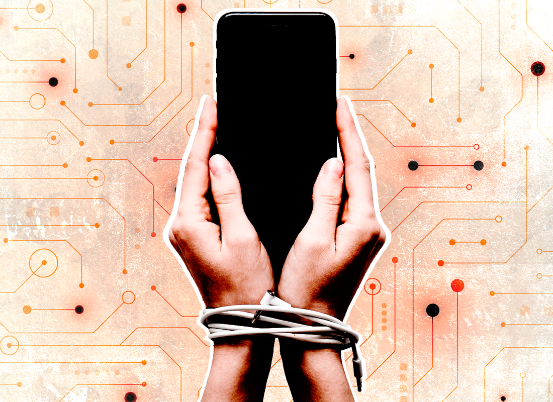 Manos amarradas sosteniendo un celular