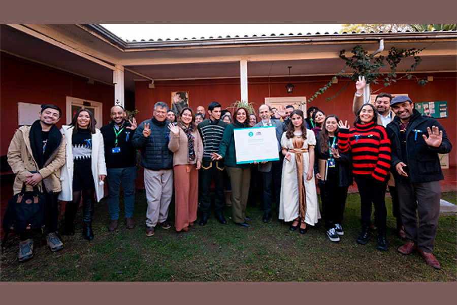 Grupo de asistentes posa con el convenio en El Monte