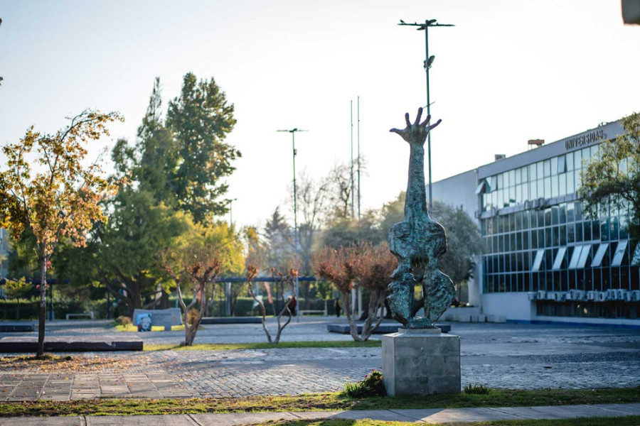 Explanada Casa Central y monumento a Víctor Jara