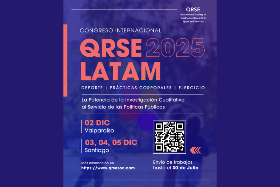 Afiche de la actividad con fondo azul profundo o morado, leteas anaranjadas y blancas que entregan la información. El afiche incluye un código QR en el sector izquierdo en su parte inferior