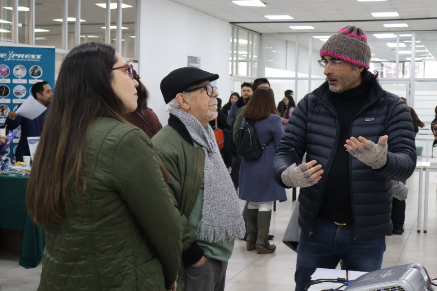 Foto de la actividad, en donde aparecen tres personas, siendo una de ellas un adulto mayor.