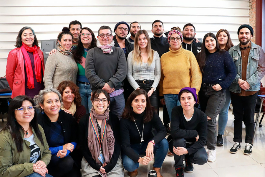 Académicos del Departamento de Educación posan a la cámara junto a un grupo de profesores que son parte de la inciativa