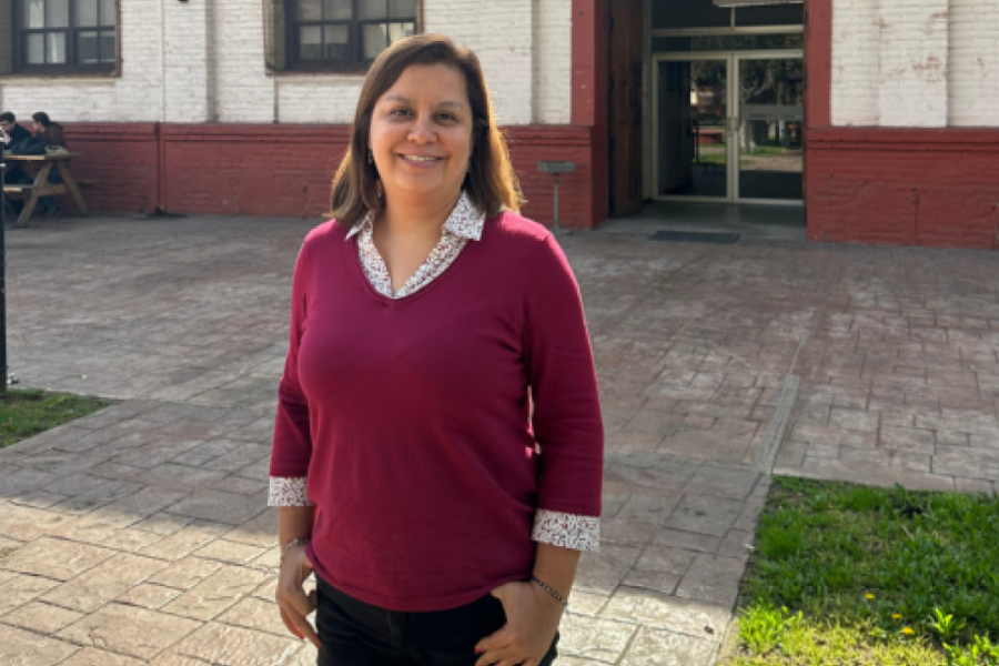 En la fotografía aparece Dra. Violeta Chang, investigadora de la Facultad de Ingeniería. De fondo aparece los patios de la EAO