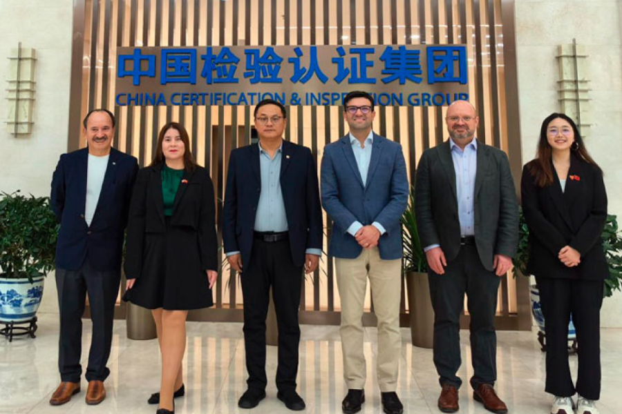 En la fotografía aparece el decano de la Facultad de Administración y Economía junto a autoridades de la Unidad Mayor. De fondo, unas letras chinas en color azul.