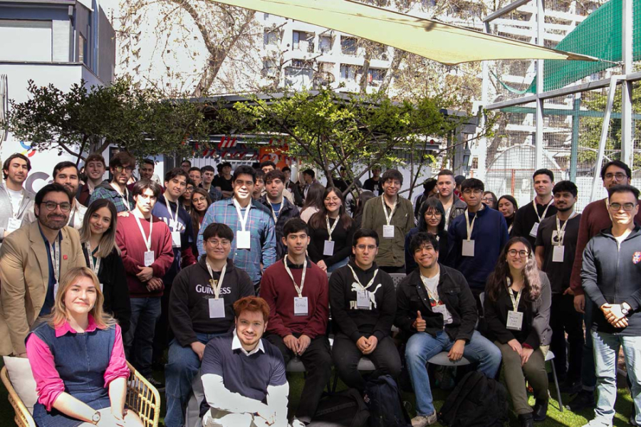 En la fotografía aparecen estudiantes y académicos que son parte del proyecto