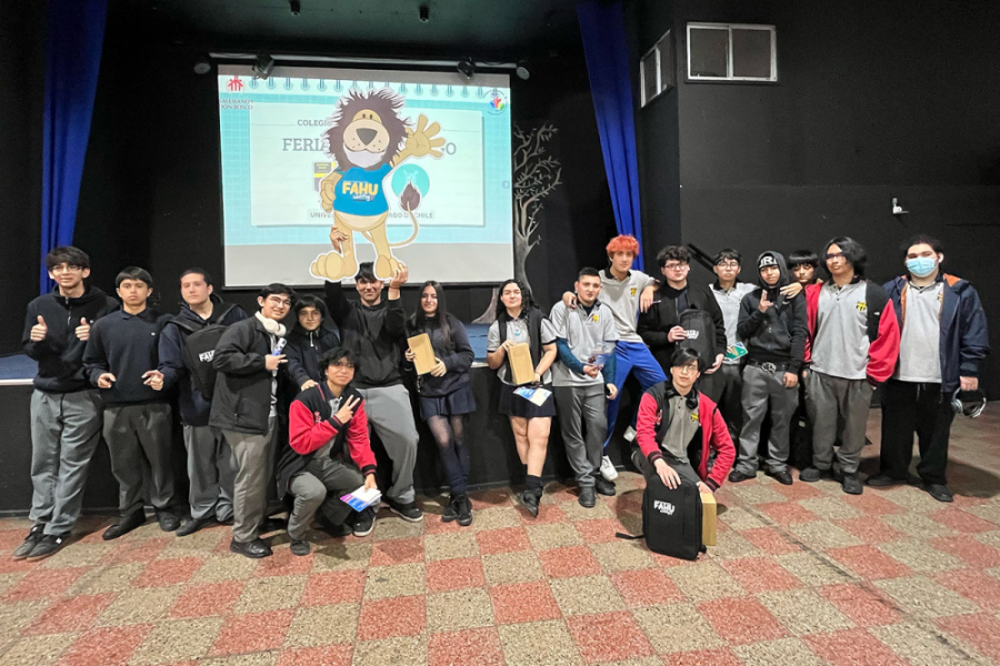 En la fotografía aparecen escolares participando del evento de la FAHU. De fondo, una pantalla gigante con la imagen de Usachín