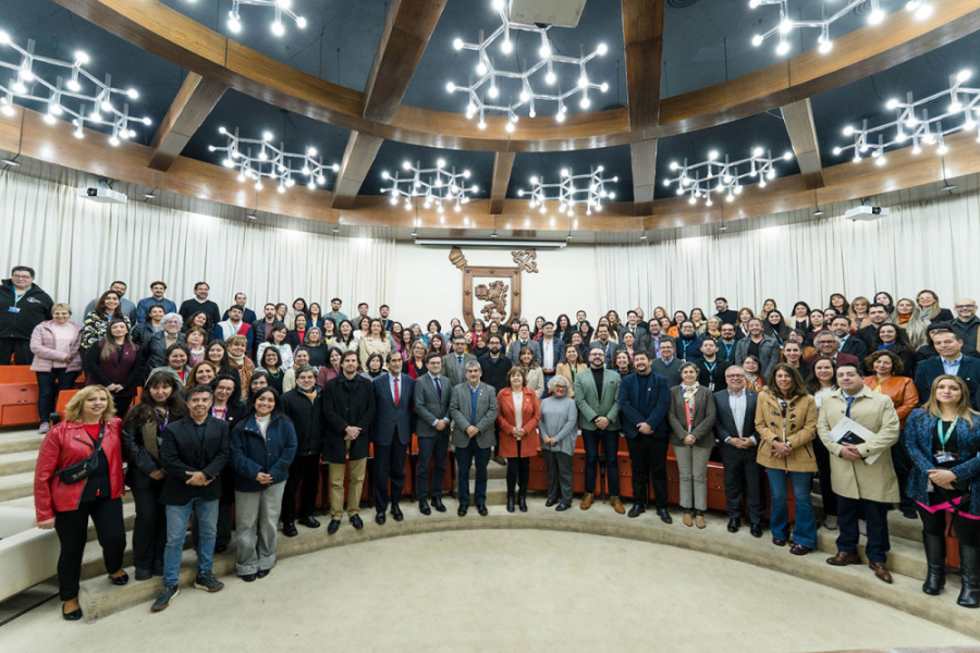 En la imagen aparece el decano de la facultad junto a autoridades de la universidad y la comunidad Facimed en el Salón de Honor de la Corporación.