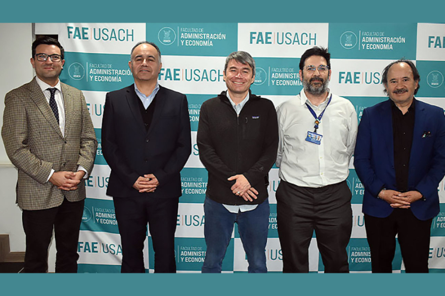 Dr. Marcelo Mena, exministro de Medio Ambiente, Decano y académicos responsables del programa de estudio posan a la cámara. Detrás de ellos un fondo en verde esmeralda y blanco  que identifica a la Facultad de Administración y Economía.