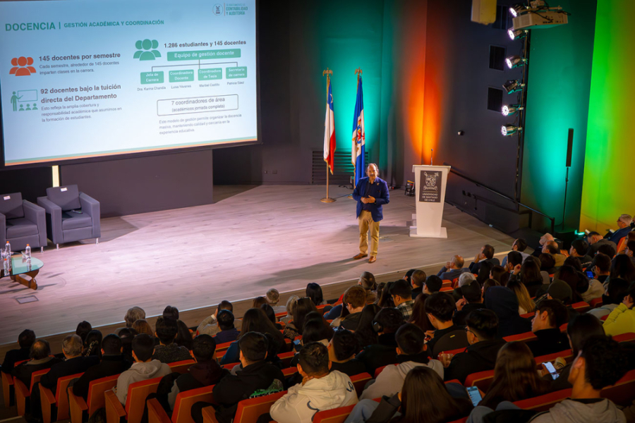 Personas en auditorio