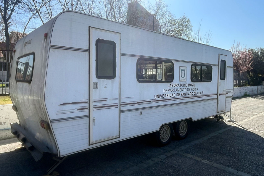 En la imagen aparece el Laboratorio Móvil de Física. Un trailer móvil de color blanco