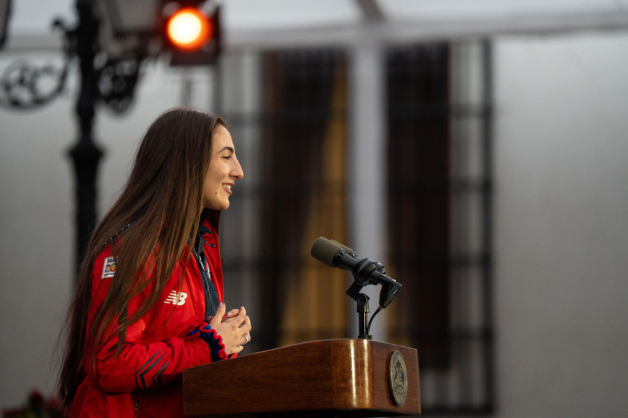 La karateca y licenciada en Ciencias de la Ingeniería   Valentina Toro aparece en el podio del Palacio de la Moneda, hablando a los asistentes y los medios de comunicación.