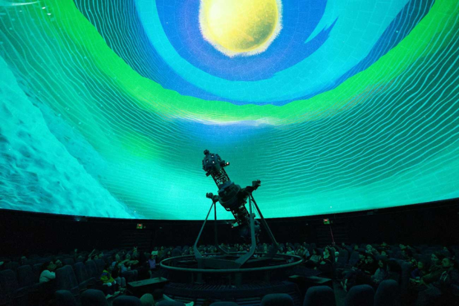 Imagen del interior del Planetario con su Proyector Carl Zeiss VI emite imágenes en tonalidades verdes, azul, celeste y amarillo