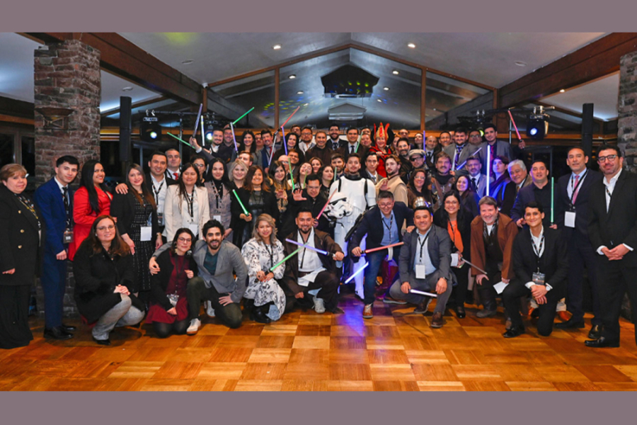 Estudiantes de MBA aparecen con sables laser junto a personajes de Star Wars