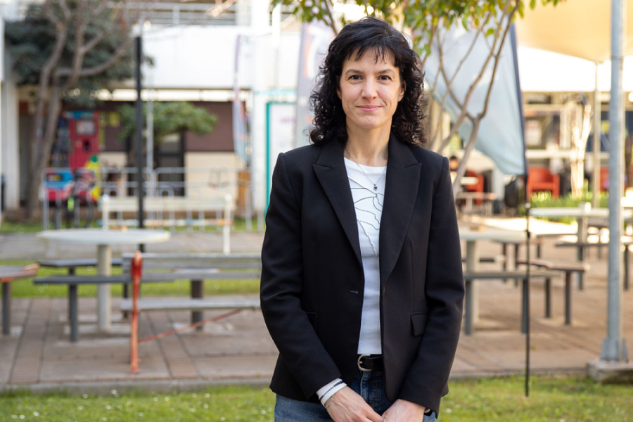 En la imagen aparece retratada la Dra. Begoña Giménez, académica de la Facultad Tecnológica de la Universidad de Santiago de Chile (Usach). De fondo se vislumbra equipamiento y mobiliario urbano de la universidad