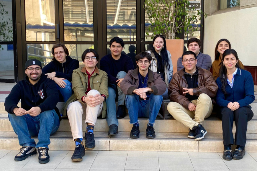 Estudiantes de derecho integrantes del equipo posan en las escalinatas de la fachada de la Facultad de Derecho.