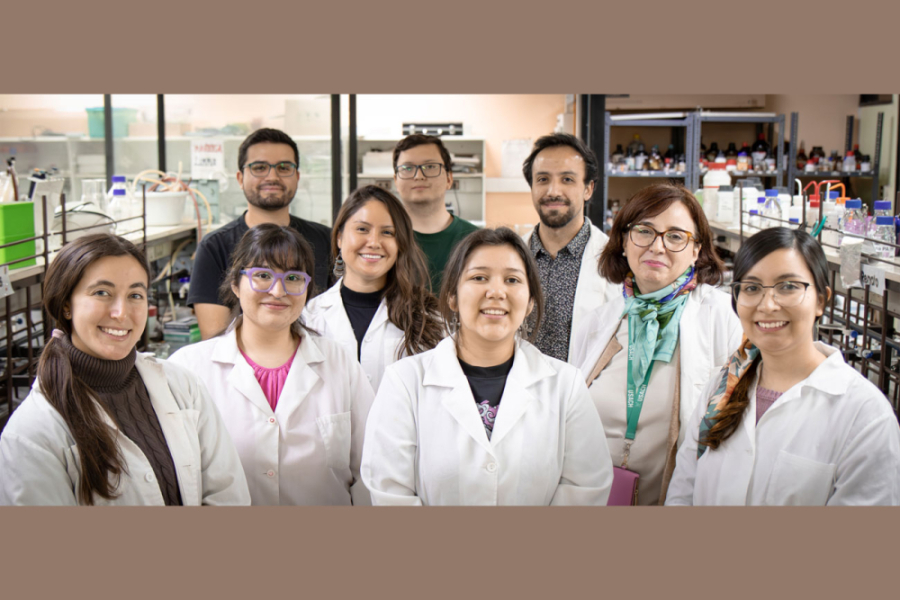 Personas posan frente a la cámara