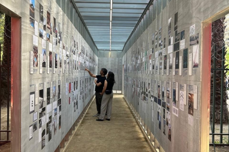 Asistentes a la muestra observan piezas de diseño y propuestas arquitectónicas en pabellón de exhibición.