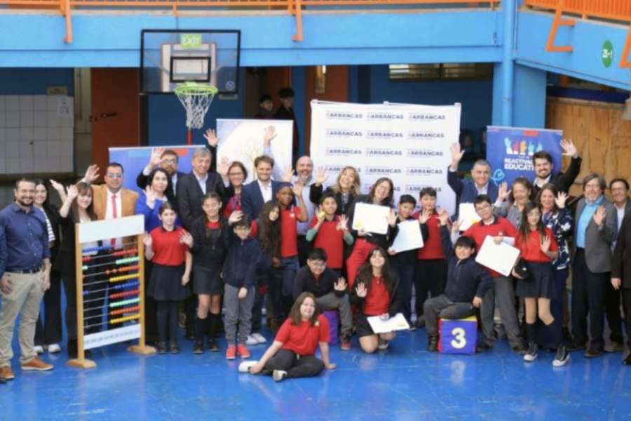 Comunidad del colegio Presidente Roosevelt, junto autoridades del Mineduc y la Usach, posan a la cámara en el patio del establecimiento educacional.