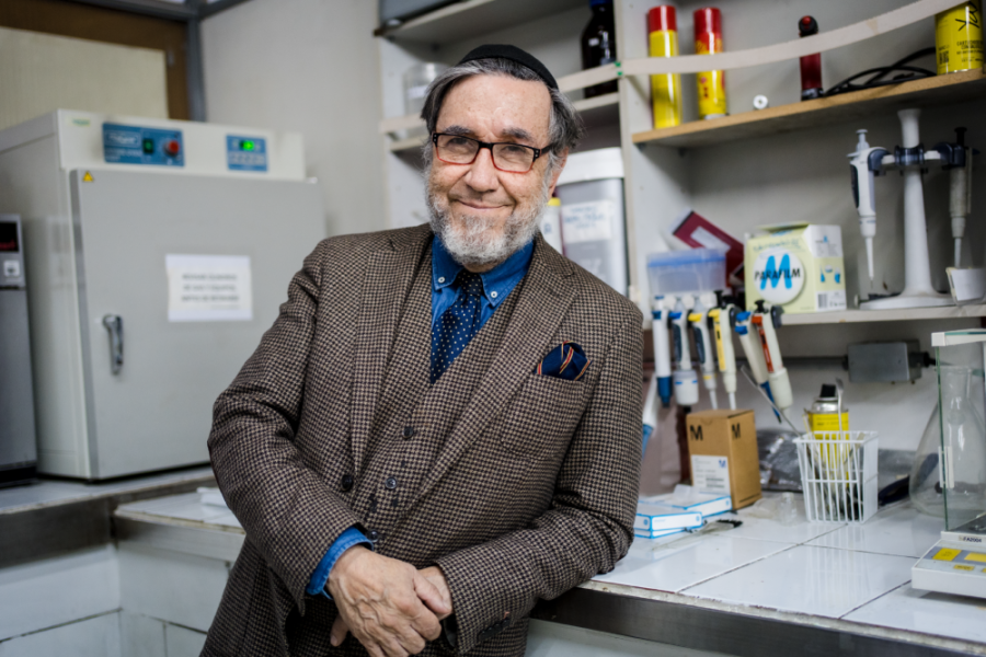 En la iagen aparece el Dr. José Zagal en su laboratorio. Sale vestido con chaqueta de vestir en tono café. 