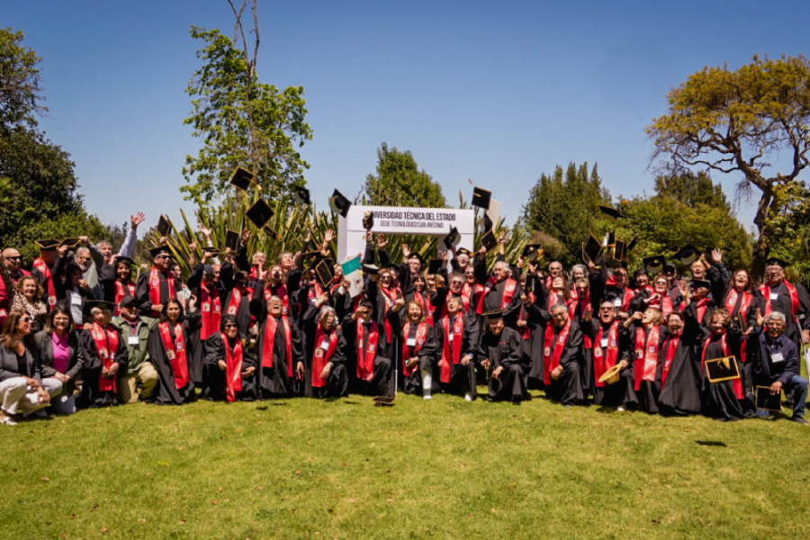 En la fotografía aparece el grupo completo de ex estudiantes UTE vestidos con toga y gorra de egresados, sobe un césped del local en el que se realizó la ceremonia en Pangue