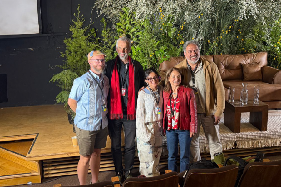 En l fotografía aparece la directora del Planetario junto a otros participantes del Festival de Cine de Valdivia