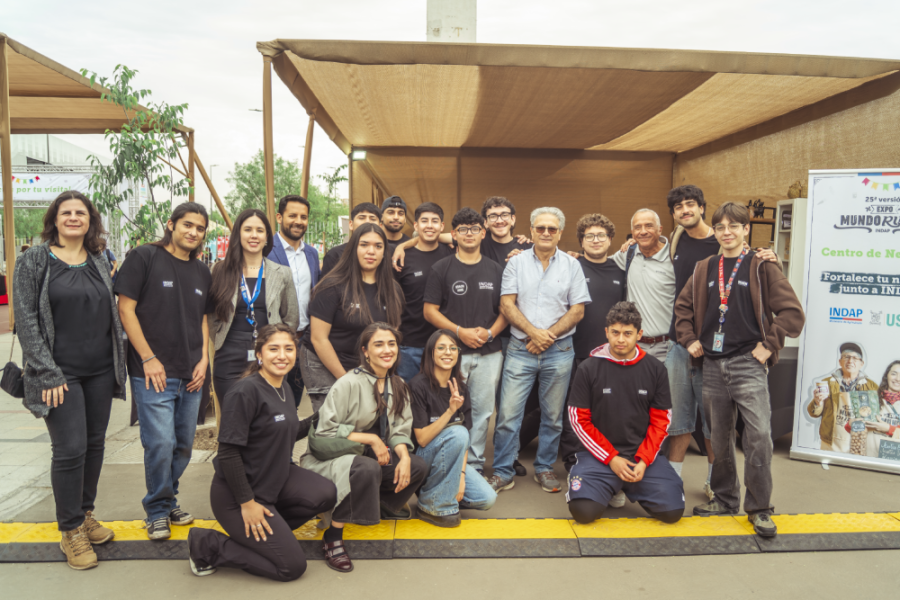 En la fotografía aparecen académicos vinculados al Centro y algunos estudiantes Usach en la Feria Expo MundoRura