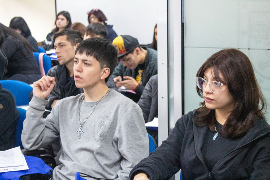En la imagen aparecen estudiantes de la Usach en el aula. Ponen atención a la clase.