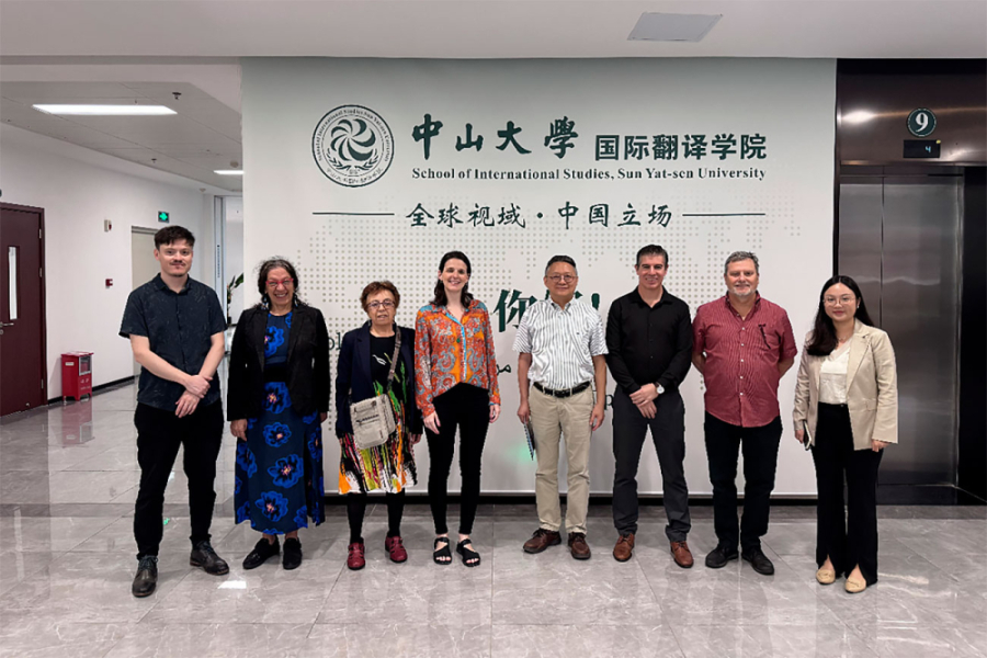 Profesor Fernando Estenssoro posa en la imagen junto a académicos y autoridades de universidades de China
