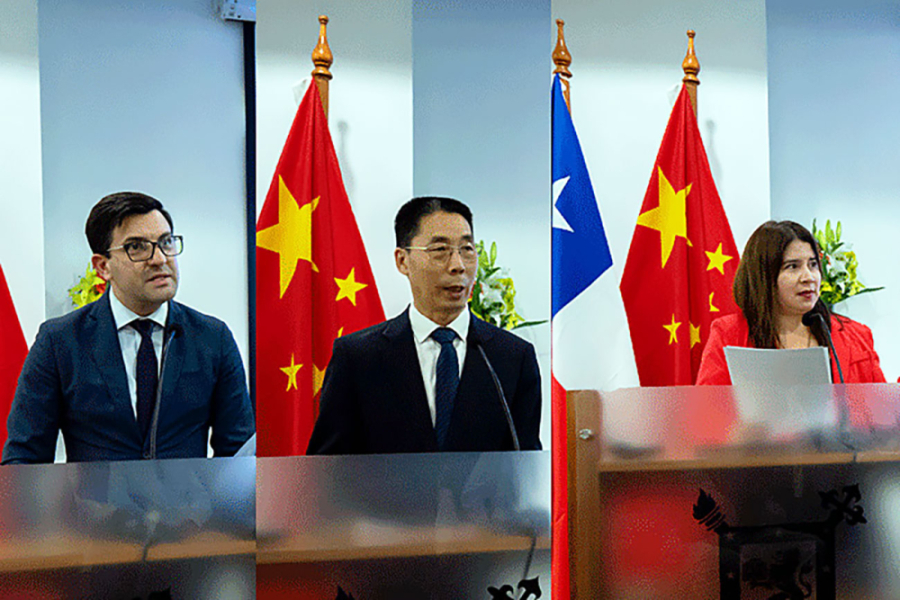 En la fotografía aparecen del Decano de la Facultad de Administración y Economía, el Embajador de China en Chile y la Dra. Marcela Vera. De fondo las banderas de nuestro país y del gigante asiático.