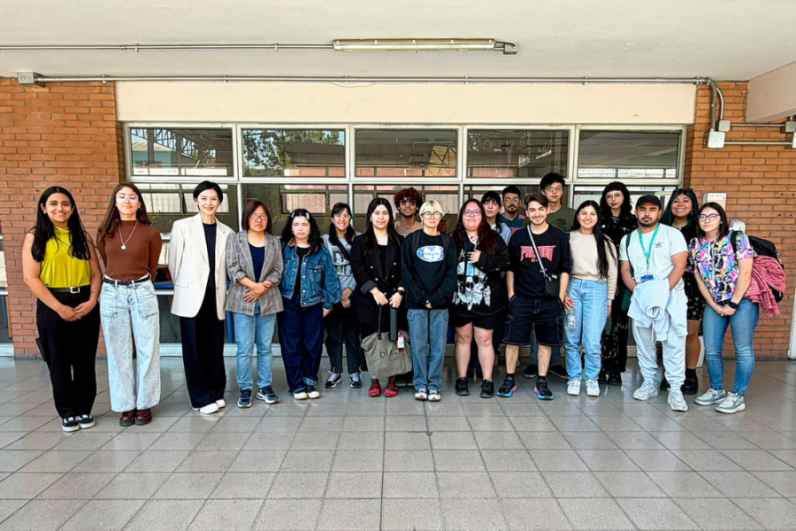 En la fotografía aparecen las y los estudiantes que participaron de la actividad, junto a las profesoras venidas de China.