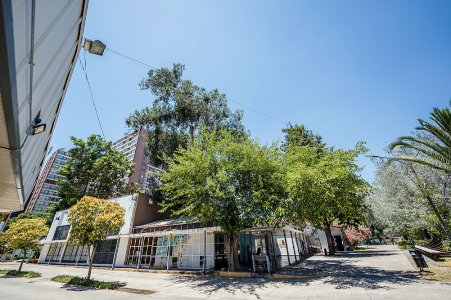 Fachada de la Facultad de Arquitectura y Ambiente Construido.
