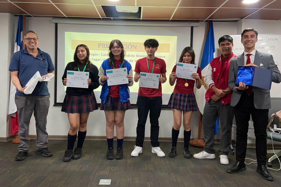 En la fotografía aparece el profesor Juan Pablo Valenzuela, egresado de nuestra universidad junto al equipo de debate del Colegio San Andrés Maipú El Bosque, ganador del X Debates Filosóficos Usach