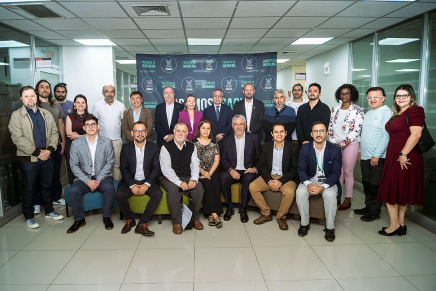 Autoridades y aca´demicos Usach posan en la fotografía