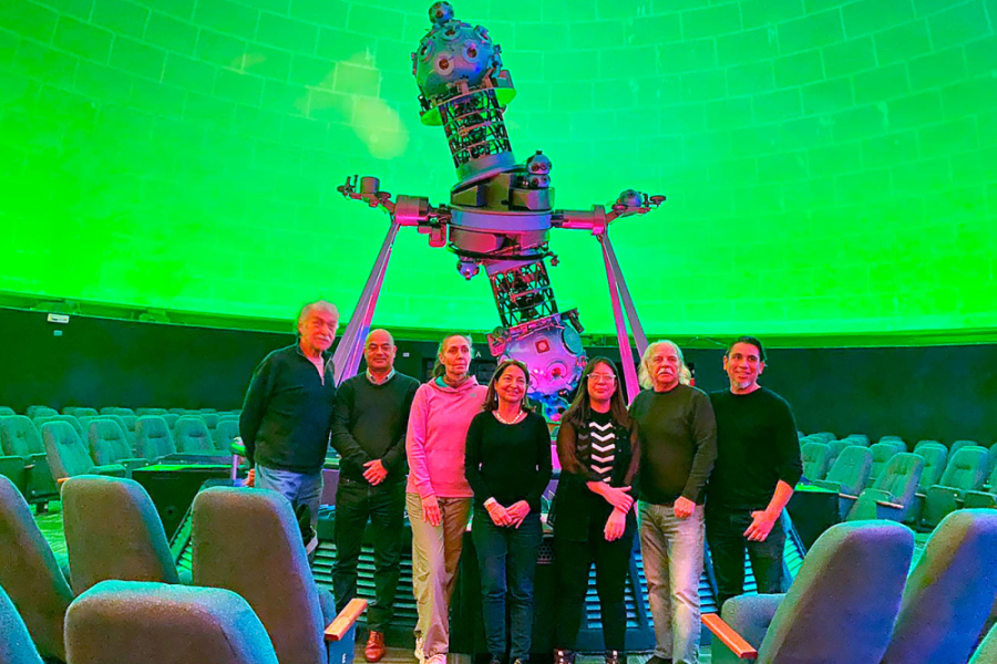 Integrantes de Los Jaivas aparecen junto a la directora del Planetario Jacqueline Morel y algunos funcionarios Usach