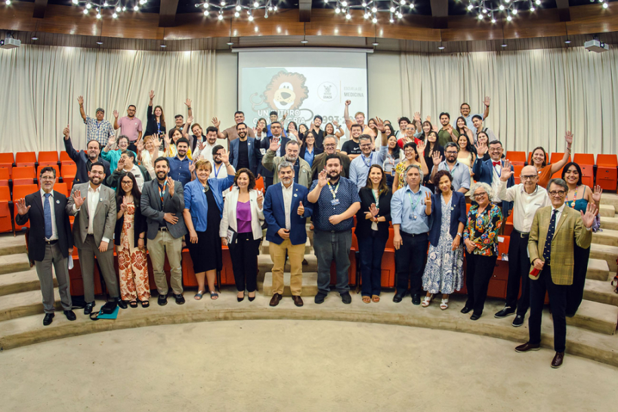 En la fotografía aparece la comunidad de la Escuela de Medicina Usach en el salón de honor de nuestra universidad
