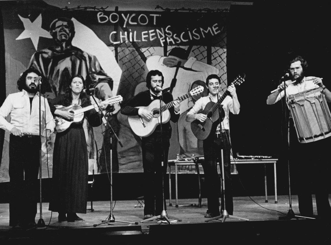 Imagen referente a la actividad, donde se ve al grupo musical tocando,
