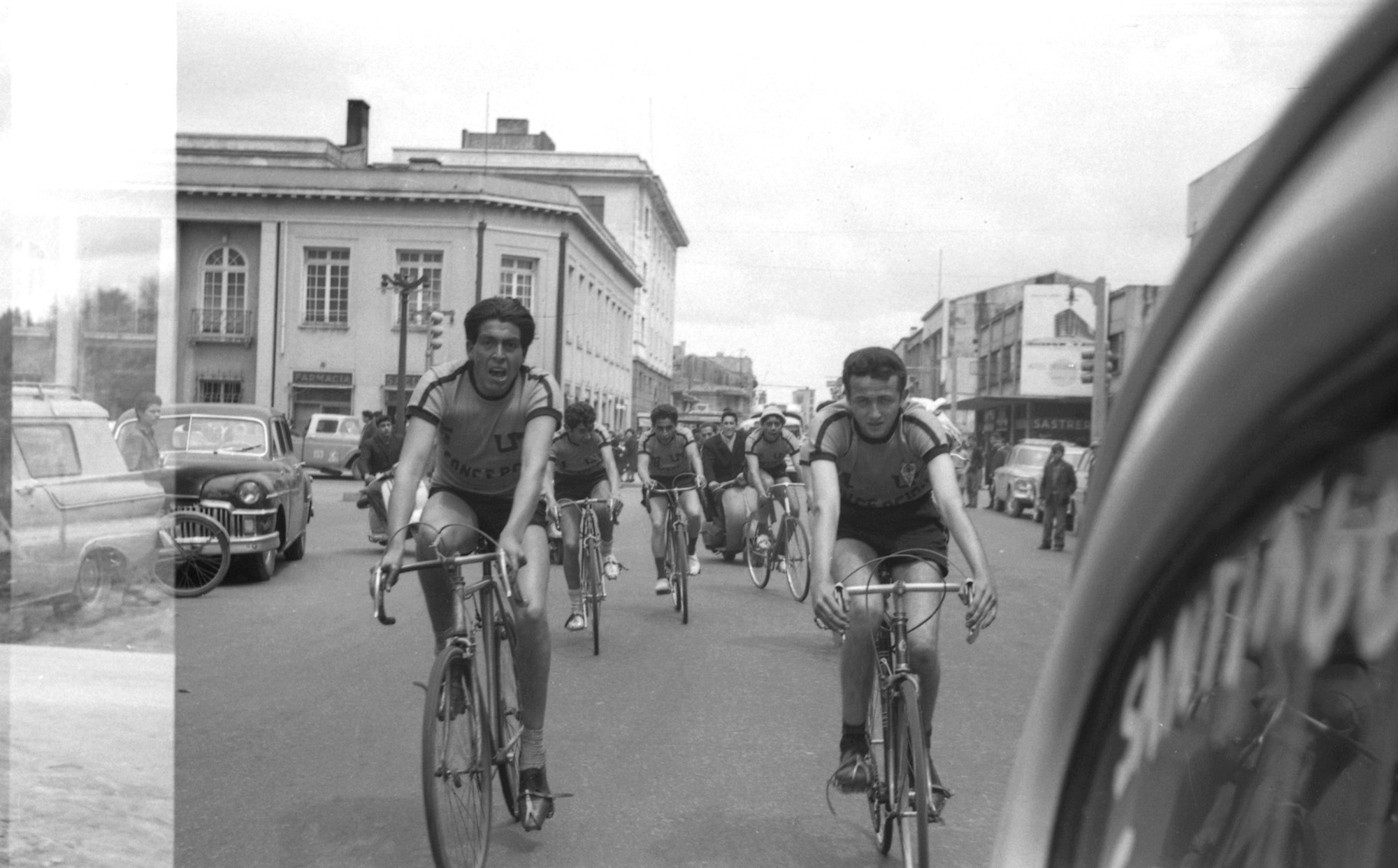 Imagen donde se ven a ciclista pedaleando por las calles