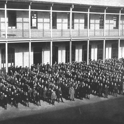 Alumnos en el patio de la Escuela de Artes y Oficios
