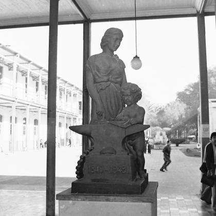 Escultura alma mater o madre escuela creada para las celebraciones del centenario de la escuela de Artes y Oficios en 1949.