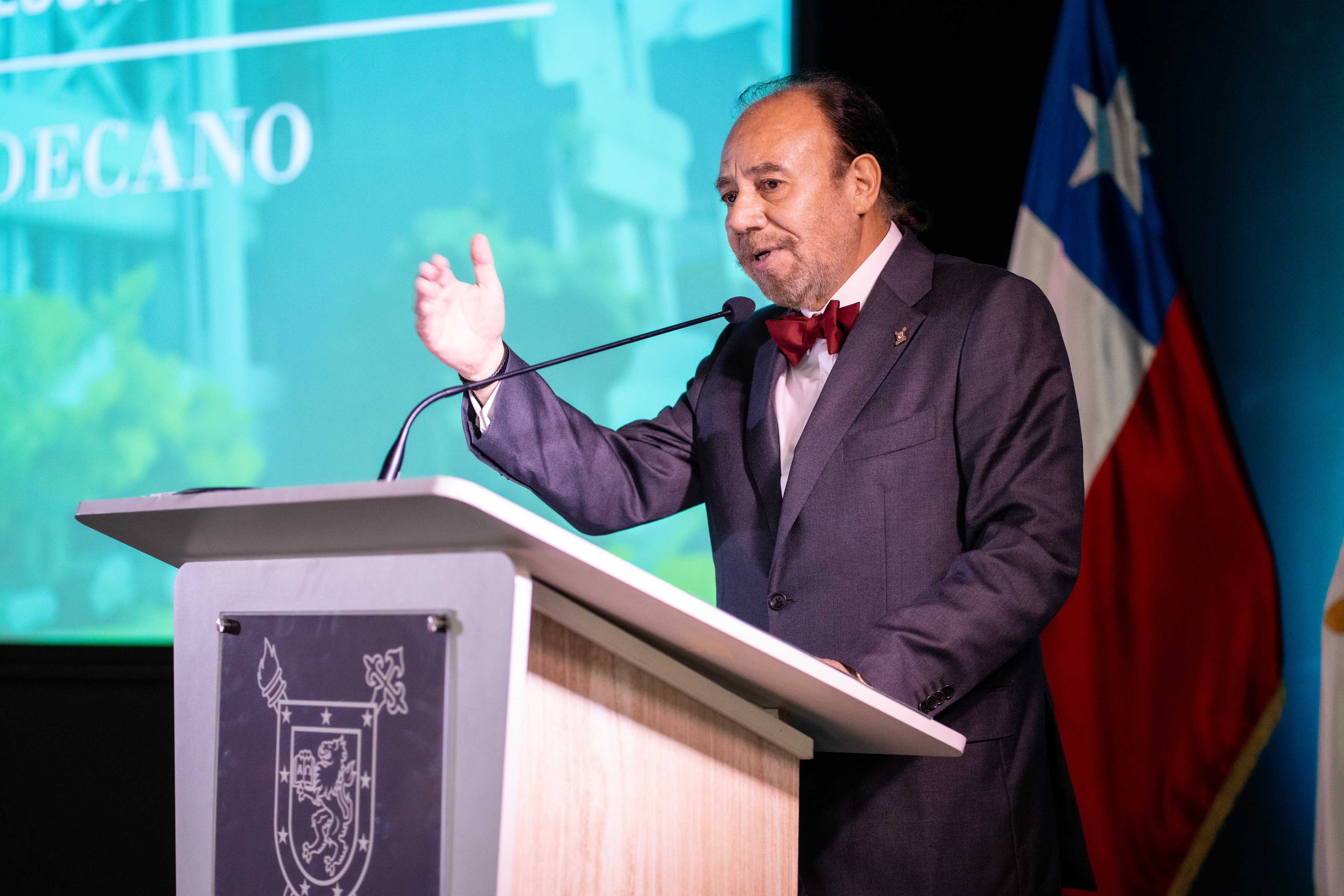 Decano Dr. Bernardo Morales durante el aniversario