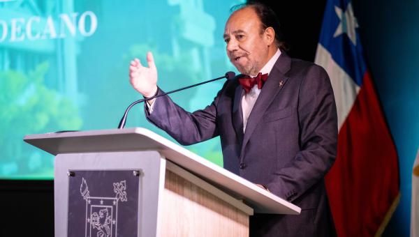 Decano Dr. Bernardo Morales durante el aniversario