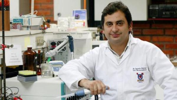 Reconocen a académico como mejor evaluador en revista científica internacional