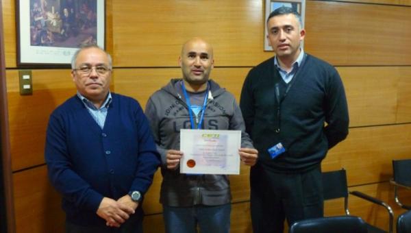 Funcionario de la Facultad recibe certificado tras aprobar curso de capacitación en Centro Técnico Indura