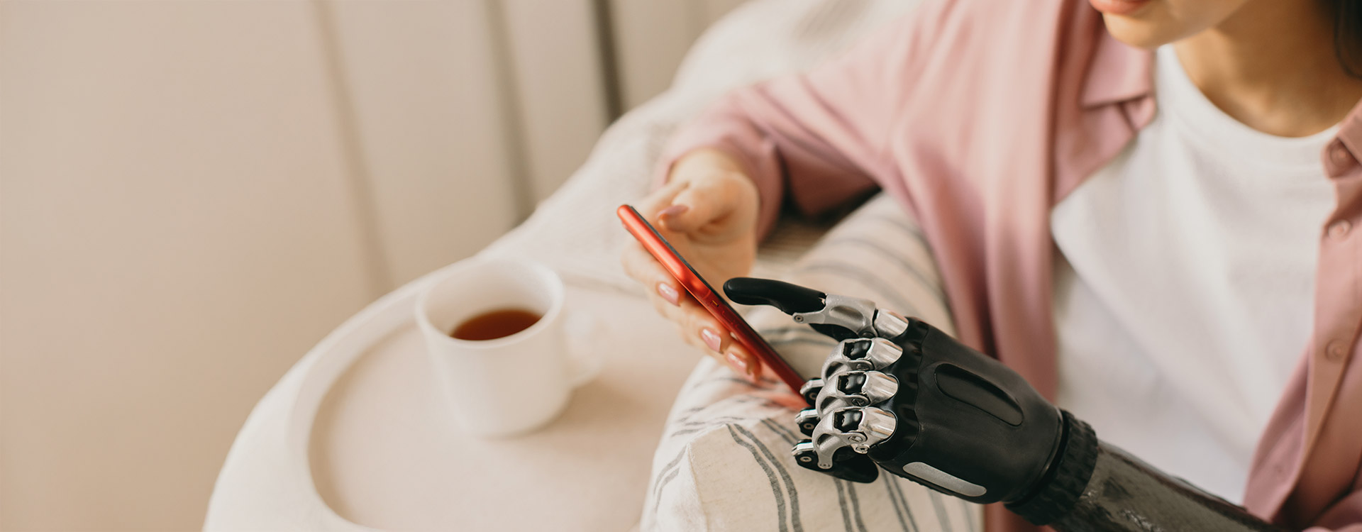 Foto de persona con una mano robótica