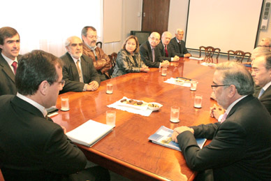 Reunión del 15 de junio en el Mineduc, entre autoridades superiores y gremios de la Universidad, donde solicitaron al ministro Beyer acelerar el envío del proyecto de ley.