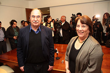 Destacado académico de la U.de Santiago Dr.Julio Pinto recibe Premio