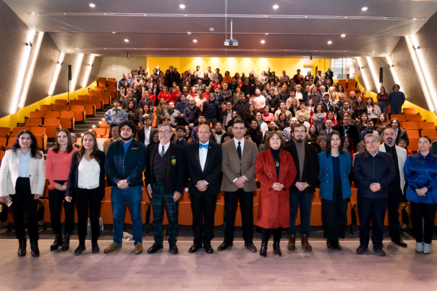 Autoridades oficiales Usach y comunidad universitaria posan en el auditorio de la Facultad de Administración y Economía