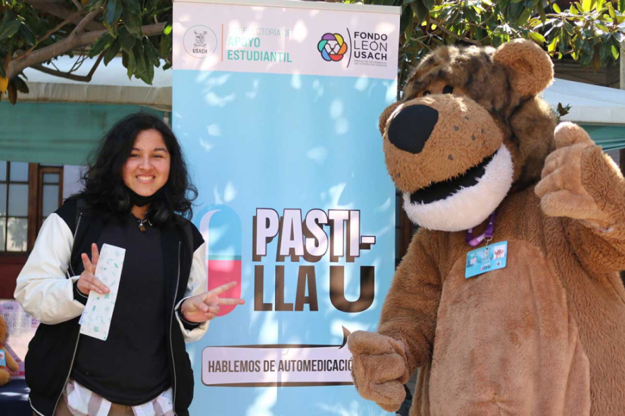 En la imagen aparece una estudiante de la Facultad de Química y Biología junto a Usachín y el pendón del Fondo León que llevan adelante