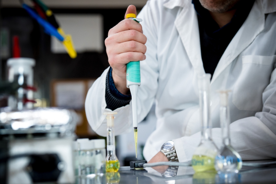 En la fotografía aparece un científico manipulando instrumentos en su laboratorio. 