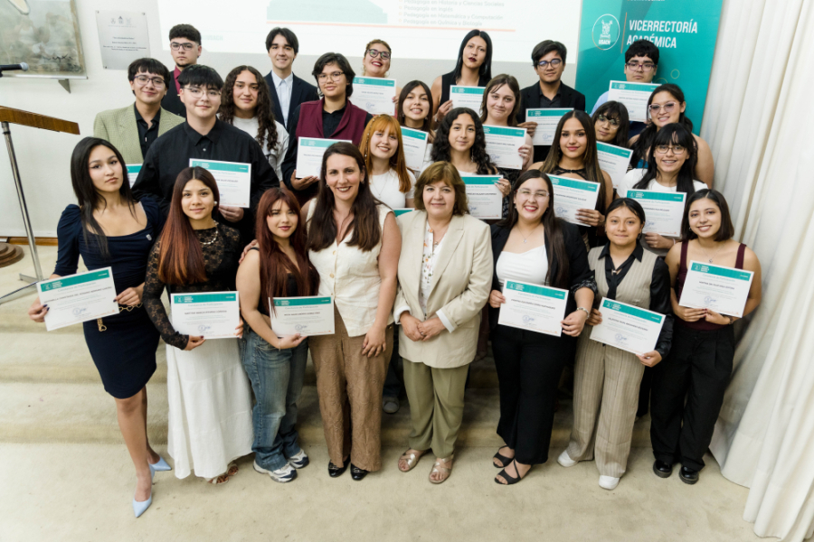 Vicerrectora académica posa junto a estudiantes del programa en el Salón de Honor Usach